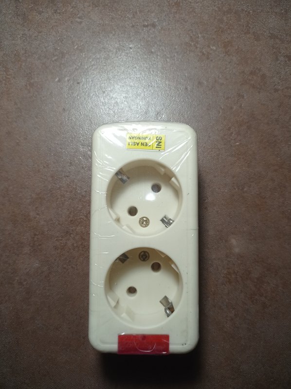 Colokan 2 lubang lampu